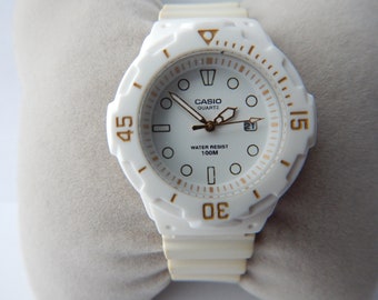 Montre à quartz rétro unisexe Casio LRW-200H, blanche.