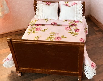 Dollhouse double 1:12 bedding set with pink roses, 7 pieces, bedspread comforter, 4 pillows, sheet and throw, . A collectors item.