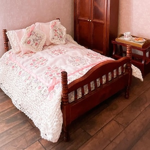 A dolls house pale pink floral patchwork quilt, with lace edge, 4 pillows and 2 cushions, suitable for  1:12  double bed. A collectors item.