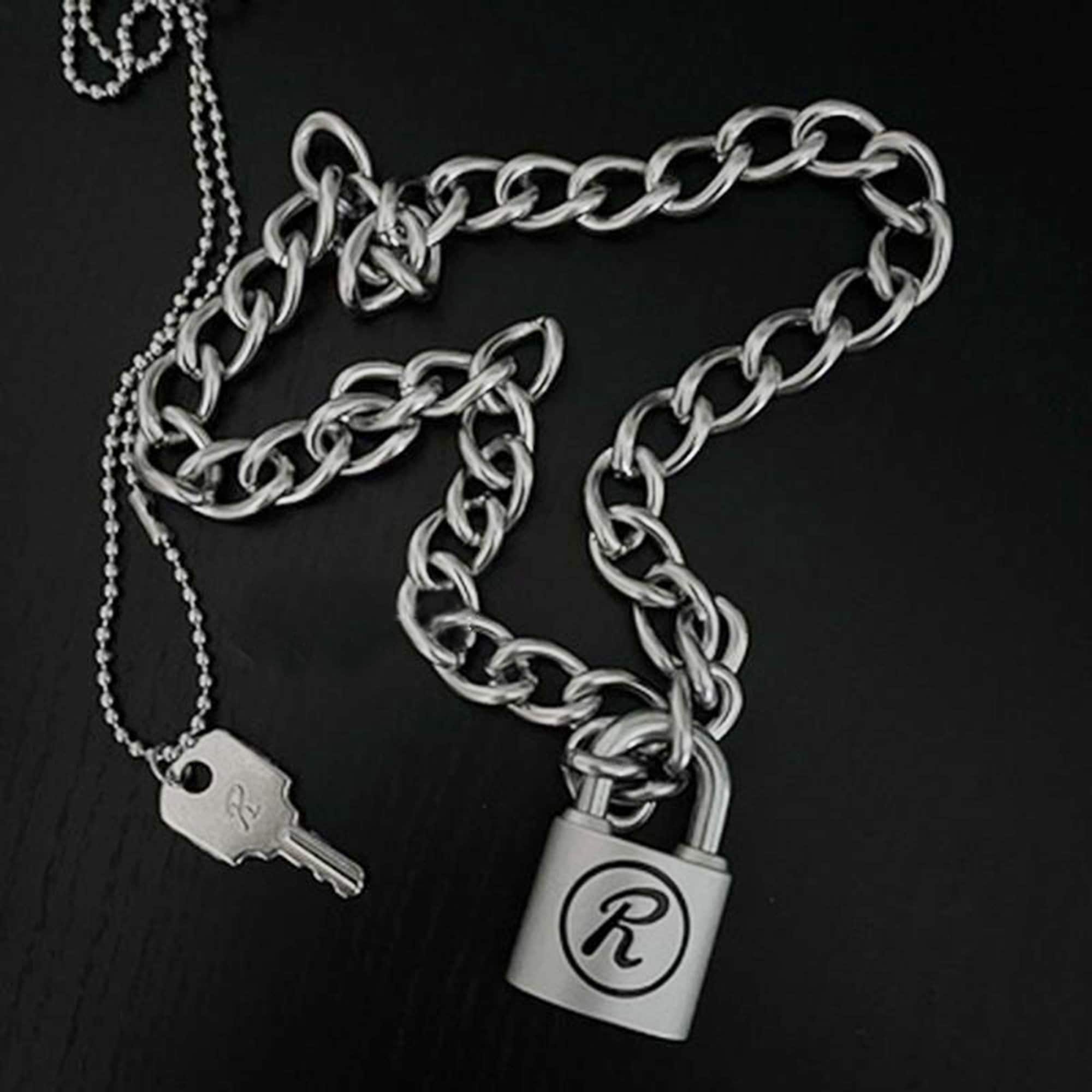 Anime Nana Pendant Sid Vicious 'R' padlock & chain Necklace  Nana Cosplay Jewelry Gift for Her lovers couple (NN01) : Clothing, Shoes &  Jewelry