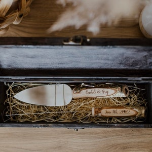 Rustic cake server, dark wood engraved Wedding cake set, navy blue Personalized server, Wood Wedding knife and server
