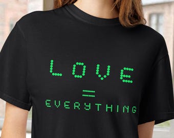Camiseta "El amor lo es todo", camiseta Pixel Love, regalo con cita retro, regalo romántico para geeks, top Matrix Heart, ropa tecnológica de San Valentín, camiseta de amor