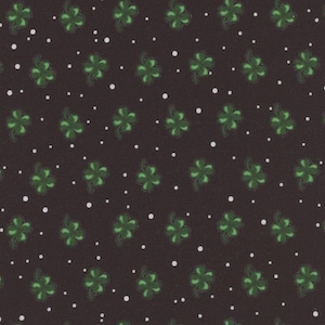 Puede incluir: Un fondo marrón oscuro con un patrón repetitivo de tréboles verdes de cuatro hojas y pequeños puntos blancos. Los tréboles están detallados con sombreado verde claro, creando una apariencia texturizada. El diseño está espaciado uniformemente.