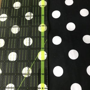 45 x 36 grote witte ronde stippen op zwarte 100% katoenen stof