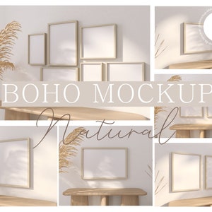 Op de afbeelding: Een set van zes natuurlijke houten fotolijsten met een lichtbruine afwerking. De lijsten zijn in collage-stijl op een witte muur gerangschikt met een houten tafel ervoor. De lijsten zijn leeg en klaar voor uw foto's of kunstwerken. BOHO MOCKUP Natuurlijk.