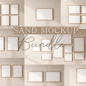 Op de afbeelding: Een verzameling van 18 lege fotolijsten in verschillende formaten en arrangementen op een beige muur. De lijsten zijn gemaakt van hout met een lichtbruine afwerking. De lijsten zijn in een rasterpatroon gerangschikt, waarbij sommige lijsten elkaar overlappen. De tekst "SAND MOCKUP BUNDLE" is in witte letters op een bruine achtergrond in het midden van de afbeelding geschreven.