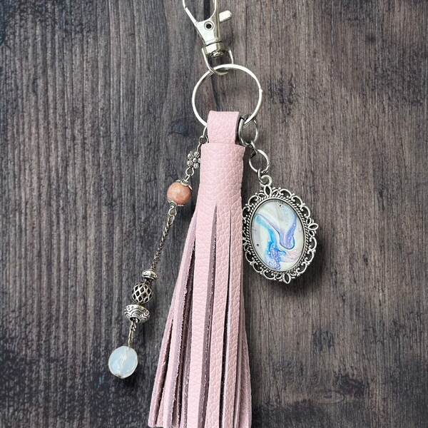 Porte-clés vintage, bijou de sac pompon cuir rose, cabochon verre peinture fluide pouring, chaine et perles