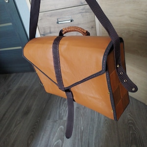 Sac en cuir bronzé et en bois cousu à la main