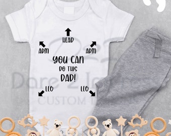 Mono de bebé con instrucciones divertidas para papá - Diseño digital SVG PNG