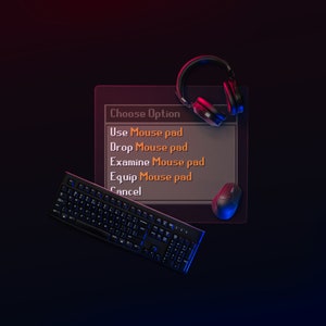 Może przedstawiać: Czarna klawiatura, czarny i niebieski zestaw słuchawkowy do gier, czarna podkładka pod mysz z tekstem "Wybierz opcję" oraz czarna i niebieska mysz. Tekst na podkładce pod mysz brzmi: "Użyj podkładki pod mysz", "Upuść podkładkę pod mysz", "Zbadaj podkładkę pod mysz", "Wyposaż podkładkę pod mysz" i "Anuluj".