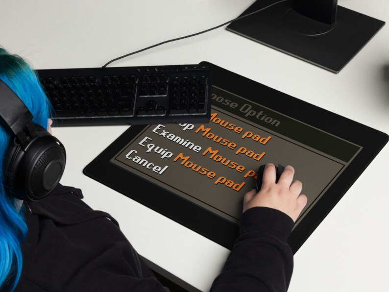 Może przedstawiać: Czarna podkładka pod mysz z menu na ekranie, kt&oacute;re wyświetla "Mouse Option" i zawiera następujące opcje: "Mouse pad", "Examine Mouse pad", "Equip Mouse pad" i "Cancel".