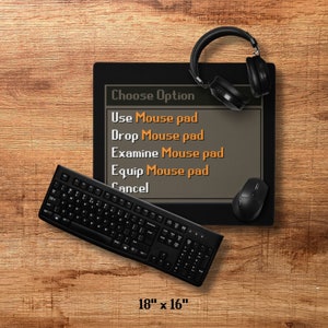 Może przedstawiać: Czarna podkładka pod mysz z menu tekstowym, kt&oacute;re brzmi: "Wybierz opcję", "Użyj podkładki pod mysz", "Upuść podkładkę pod mysz", "Zbadaj podkładkę pod mysz", "Wyposaż podkładkę pod mysz" i "Anuluj". Na podkładce pod mysz znajduje się czarna klawiatura, czarna mysz komputerowa i czarne słuchawki. Podkładka pod mysz znajduje się na drewnianej powierzchni. Podkładka pod mysz ma wymiary 18 cali na 16 cali.