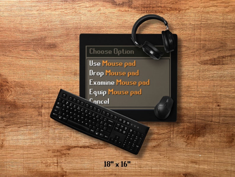Może przedstawiać: Czarna podkładka pod mysz z menu tekstowym, kt&oacute;re brzmi: "Wybierz opcję", "Użyj podkładki pod mysz", "Upuść podkładkę pod mysz", "Zbadaj podkładkę pod mysz", "Wyposaż podkładkę pod mysz" i "Anuluj". Na podkładce pod mysz znajduje się czarna klawiatura, czarna mysz komputerowa i czarne słuchawki. Podkładka pod mysz znajduje się na drewnianej powierzchni. Podkładka pod mysz ma wymiary 18 cali na 16 cali.