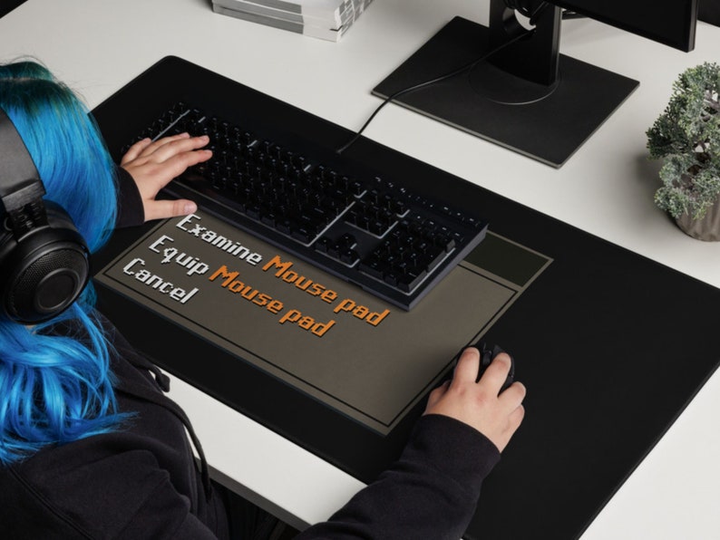Może przedstawiać: Czarna podkładka pod mysz z szarym paskiem menu, na kt&oacute;rym widnieje napis "Examine Mouse pad", "Equip Mouse pad" i "Cancel". Osoba używa klawiatury i myszy na podkładce.