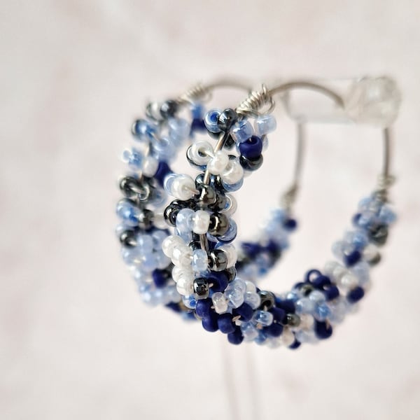 Handgewickelte Miyuki Glasperlen Creolen in Blautönen und Silber, Bunte Saatperlen Ohrringe, Weinglas Ohrringe Blau, Alltagsschmuck für Sie