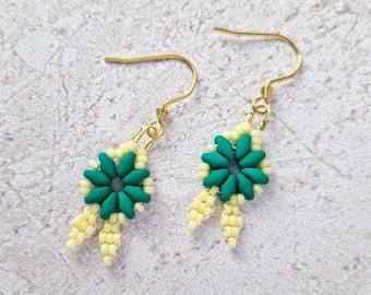 Handgewebte Blumen Ohrringe mit dunkelgrünen Super-Duo Perlen und pastellgelben Miyuki Perlen
