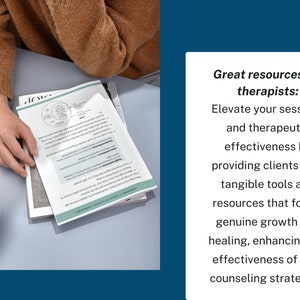 K&ouml;nnte beinhalten: Eine Person liest ein Dokument mit dem Text "Great resources for therapists: Elevate your sessions and therapeutic effectiveness by providing clients with tangible tools and resources that foster genuine growth and healing, enhancing the effectiveness of your counseling strategies."