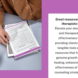 Puede incluir: Un primer plano de una hoja de papel impresa con una tabla que enumera diferentes tipos de t&eacute;cnicas de terapia y sus descripciones. El texto dice "Great resources for therapists: Elevate your sessions and therapeutic effectiveness by providing clients with tangible tools and resources that foster genuine growth and healing, enhancing the effectiveness of your counselling strategies."