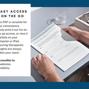 K&ouml;nnte beinhalten: Nahaufnahme von H&auml;nden, die ein wei&szlig;es PDF-Dokument mit dem Text "EASY ACCESS ON THE GO" oben halten. Der Text darunter lautet "Dieses PDF ist vielseitig f&uuml;r Ihren Komfort. Drucken Sie es einfach f&uuml;r den Zugriff unterwegs aus oder sehen Sie es digital auf Ihrem Computer oder iPad an, um sicherzustellen, dass therapeutische Erkenntnisse immer in Reichweite sind. Zug&auml;nglich f&uuml;r: Goodnotes Notability."