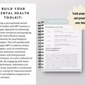 K&ouml;nnte beinhalten: Ein wei&szlig;es und graues Spiralbuch mit dem Titel "Bauen Sie Ihre mentale Gesundheits-Toolbox" und dem Text "Inhaltsverzeichnis" und "Workbook-Gliederung". Das Buch ist auf einer Seite mit dem Text "Wie man dieses Workbook angeht" ge&ouml;ffnet. Ein blauer Stift und ein wei&szlig;er Stift liegen auf einer grauen Oberfl&auml;che neben dem Buch. Ein wei&szlig;er Stern mit dem Text "Fortschritt und Wachstum im Laufe der Zeit verfolgen" befindet sich in der oberen rechten Ecke des Bildes.