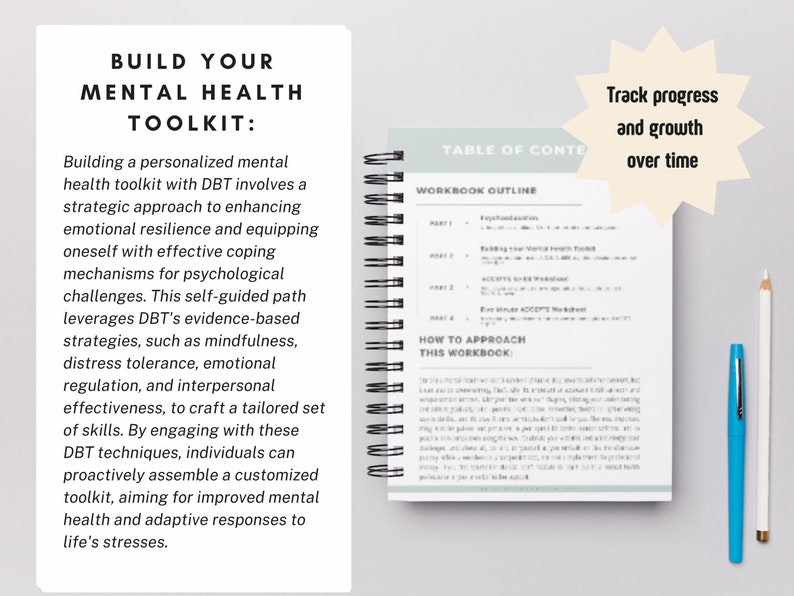 K&ouml;nnte beinhalten: Ein wei&szlig;es und graues Spiralbuch mit dem Titel "Bauen Sie Ihre mentale Gesundheits-Toolbox" und dem Text "Inhaltsverzeichnis" und "Workbook-Gliederung". Das Buch ist auf einer Seite mit dem Text "Wie man dieses Workbook angeht" ge&ouml;ffnet. Ein blauer Stift und ein wei&szlig;er Stift liegen auf einer grauen Oberfl&auml;che neben dem Buch. Ein wei&szlig;er Stern mit dem Text "Fortschritt und Wachstum im Laufe der Zeit verfolgen" befindet sich in der oberen rechten Ecke des Bildes.