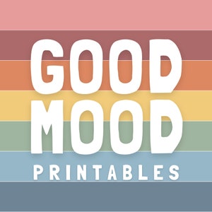 以下が含まれることがあります： カラフルなストライプの背景に、白い文字で「GOOD MOOD PRINTABLES」と書かれています。テキストは遊び心のある手書きのフォントです。