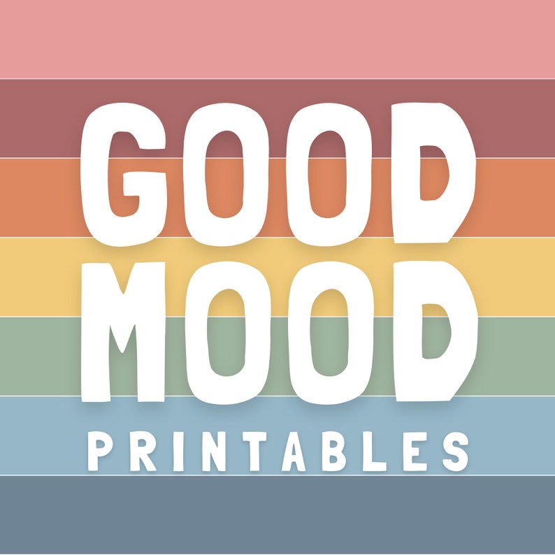 以下が含まれることがあります： カラフルなストライプの背景に、白い文字で「GOOD MOOD PRINTABLES」と書かれています。テキストは遊び心のある手書きのフォントです。