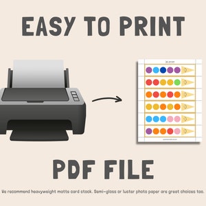 Puede incluir: Una ilustraci&oacute;n en blanco y negro de una impresora con una flecha que apunta a un archivo PDF imprimible. El archivo PDF muestra un conjunto de etiquetas imprimibles coloridas con una cara sonriente y un arco&iacute;ris de colores.