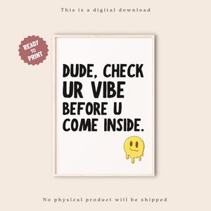 Puede incluir: Impresión digital enmarcada con el texto "DUDE, CHECK UR VIBE BEFORE U COME INSIDE". Una carita sonriente amarilla con bordes goteando está debajo del texto. Las palabras "READY TO PRINT" están en una estrella rosa.
