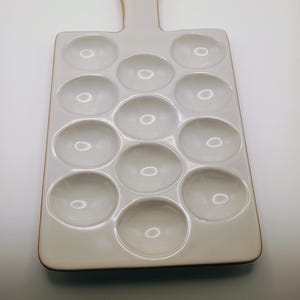 Magnolia Hearth och handgjord stengods Deviled Egg Tray med handtag