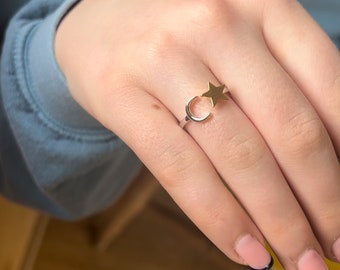 Anillo Fidget con Estrella y Luna en Movimiento, Plata de Ley, Ajustable y Grabado con Te amo hasta la luna y de regreso. Viene en bolsa de organza.