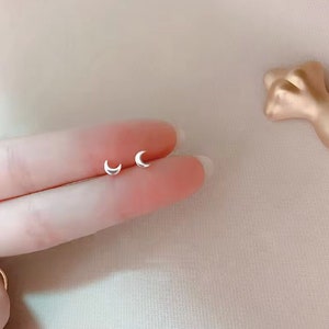 Pendientes pequeños de luna creciente, montados en una hermosa tarjeta de mensaje. Pendientes apilables pequeños y delicados hipoalergénicos chapados en plata de 3 mm imagen 2