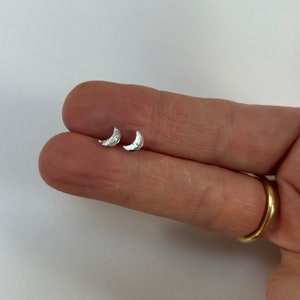 Pendientes pequeños de luna creciente, montados en una hermosa tarjeta de mensaje. Pendientes apilables pequeños y delicados hipoalergénicos chapados en plata de 3 mm imagen 1