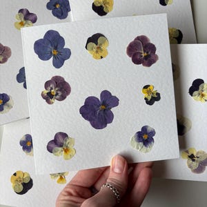 Tarjeta de pensamientos prensados, tarjeta de flores, tarjetas en blanco, tarjetas con flores naturales, tarjeta hecha a mano, tarjetas para un ser querido, tarjeta de cumpleaños, tarjeta para cualquier ocasión.