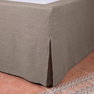 Jupe de lit moyenne en lin. Une jupe de lit antipoussière. Couvre-lit en lin de poids moyen. 100 % lin. N&#39;importe quelle taille personnalisée