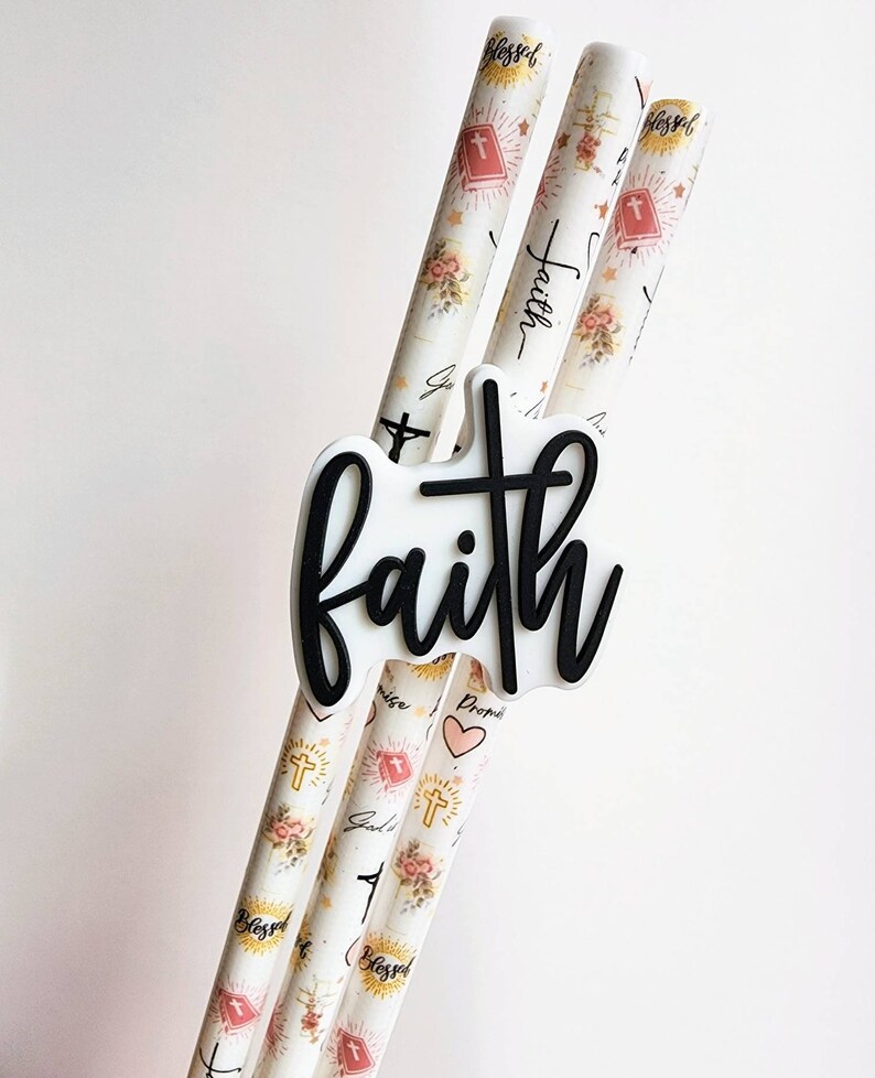 Pu&ograve; includere: Tre cannucce bianche con un design floreale e religioso. Le cannucce hanno un motivo ripetitivo di croci, cuori e le parole "Blessed", "Faith" e "Promise". Le cannucce sono sormontate da un cartello bianco e nero che dice "faith".