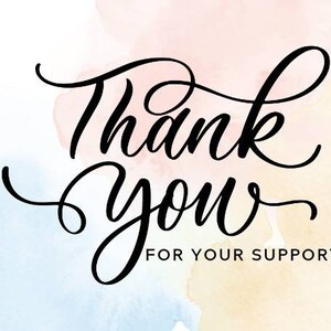 Pu&ograve; includere: Grazie per il tuo supporto! Il testo &egrave; scritto in corsivo nero su uno sfondo ad acquerello con sfumature di rosa, blu e giallo.