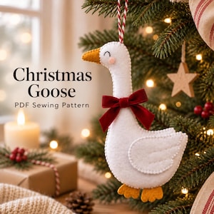 Pode incluir: Um ornamento de ganso de feltro branco com bico e pés amarelos, apresentando um laço de veludo vermelho e um cordão de suspensão listrado de vermelho e branco. O texto "Christmas Goose PDF Sewing Pattern" está impresso em preto à esquerda.