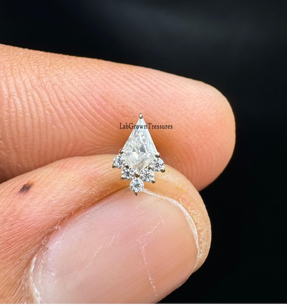 14K Gold Kite shape Lab-grown Diamond Earring Rhombus Stud Earring Moissanite Cartilage Threaded Stud Helix Stud Tagus Piercing Conch Stud