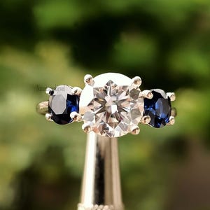 Blue Sapphire Moissanite Engagement Ring 1.80 Ct Colorless Round Moissanite Three Stone Ring 925 Sterling Silver Valentine&#39;s Day Gift Ring