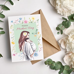 Carte de fête des mères dessinée à la main : mère avec bébé et cadre floral - salutations affectueuses