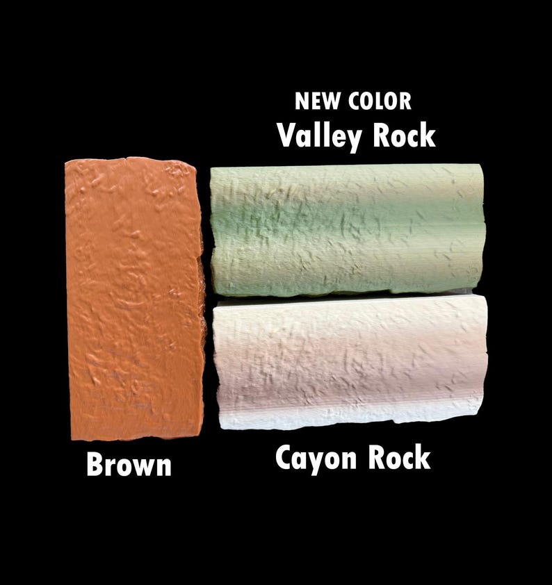 K&ouml;nnte beinhalten: Drei strukturierte Gesteinsproben in den Farben Braun, Gr&uuml;n und Off-White. Die braune Probe ist mit "Brown" beschriftet. Die gr&uuml;ne Probe ist mit "Valley Rock" beschriftet, und die cremefarbene Probe ist mit "Cayon Rock" beschriftet. Die Worte "NEW COLOR" stehen &uuml;ber "Valley Rock".