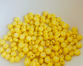 100 Buchstabenperlen gelb 7 mm