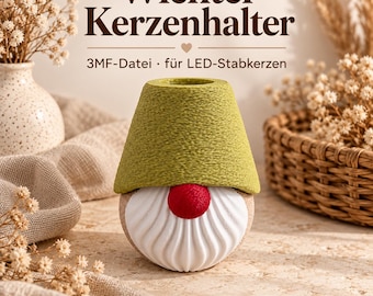Könnte beinhalten: Ein Wichtel-Kerzenhalter mit einer texturierten olivgrünen Mütze, einem weißen Bart und einer roten Nase. Der Text lautet Wichtel Kerzenhalter, 3MF-Datei für LED-Stabkerzen und Digitaler Download inkl. Gewerbelizenz.