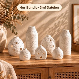 Può includere: Una collezione di oggetti decorativi in ceramica bianca che include diversi vasi rotondi e una struttura a forma di casa, tutti caratterizzati da piccoli fori perforati e aperture quadrate. Il testo 4er Bundle 3mf Dateien è visibile.