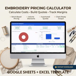 Könnte beinhalten: Eine Stickerei-Preiskalkulationsvorlage für Google Sheets und Excel auf einem Computermonitor. Der Bildschirm zeigt ein Dashboard mit Umsatz, Erfolgsquoten, Angeboten und Gewinnspannen. Drumherum liegen ein Stickrahmen, eine Garnrolle, Nadeln und ein Poloshirt.