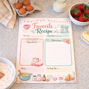 Peut inclure: Un bloc-notes de recettes aux couleurs pastel avec l'inscription "Favorite Recipe". Il comporte des sections pour les ingrédients, les instructions et les notes, avec des illustrations d'outils de pâtisserie et d'ingrédients comme la farine et les œufs.