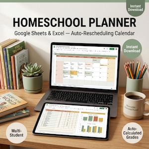 Op de afbeelding: Een digitale thuisonderwijsplanner op een laptop en tablet, compatibel met Google Sheets en Excel, met een automatisch herschikkende kalender, tracking voor meerdere leerlingen en automatisch berekende cijfers, naast boeken en potloden.