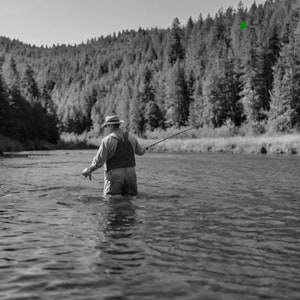 Fichier numérique SVG | Papa pêche à la mouche sur la rivière | Pêche paisible sur la rivière | Fête des pères