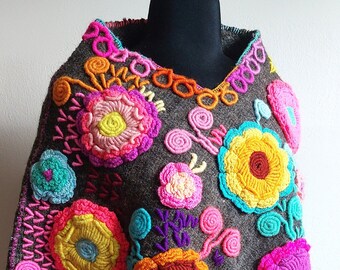 Handgefertigte Wolle Pull Over Schal: Bunte Blumen Schal, Boho Stil, Natürliche Wollfaser Damen Kleidung